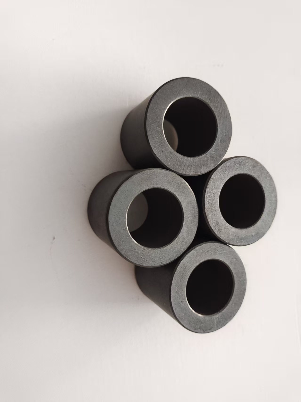 Últimos blogs de la empresa sobre Optimización del circuito magnético de la bobina de voz del altavoz: Guía de diseño para la uniformidad de la distribución de flujo en los imanes de anillo de ferrita