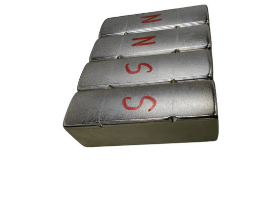 comprar Revestimiento Ni-Cu-Ni N52 65x20.5x20 Polaridad en la superficie curva con ligeros recesos en los lados del radio Campo magnético fuerte MGOe online manufacture